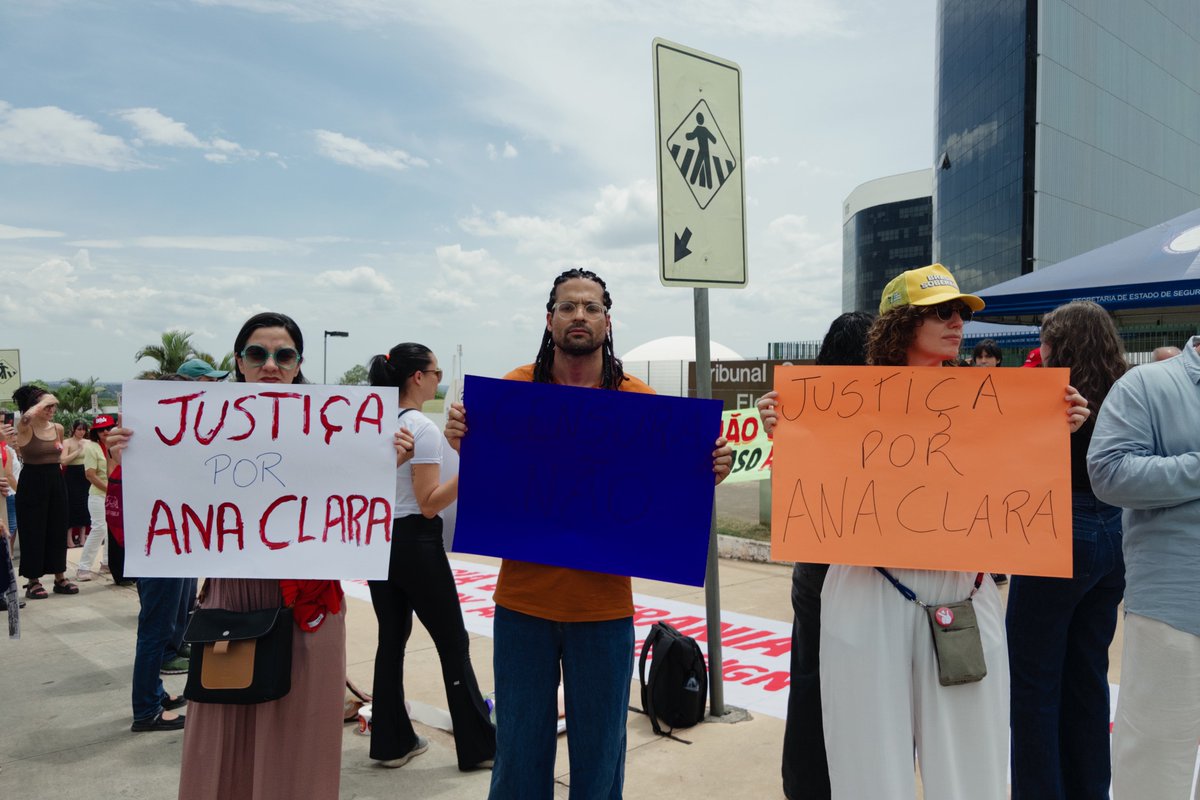 fabiofelixdf's tweet photo. Acontece agora, em frente ao TSE aqui em Brasília, uma manifestação contra a decisão do ministro André Mendonça que suspendeu o impulsionamento de publicações sobre o caso Ana Clara. 

O ato é organizado por coletivos feministas e movimentos de defesa dos direitos das mulheres, crianças e adolescentes.

#CensuraNaoTSE 
#AnaClaraMereceJustica 
#AnaClaraBolsonaroNoGoogle 
#AnaClaraFlavioBolsonaro 
#AnaClaraNaoPodeSerEsquecida