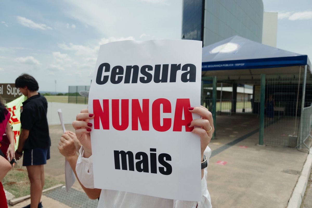 fabiofelixdf's tweet photo. Acontece agora, em frente ao TSE aqui em Brasília, uma manifestação contra a decisão do ministro André Mendonça que suspendeu o impulsionamento de publicações sobre o caso Ana Clara. 

O ato é organizado por coletivos feministas e movimentos de defesa dos direitos das mulheres, crianças e adolescentes.

#CensuraNaoTSE 
#AnaClaraMereceJustica 
#AnaClaraBolsonaroNoGoogle 
#AnaClaraFlavioBolsonaro 
#AnaClaraNaoPodeSerEsquecida