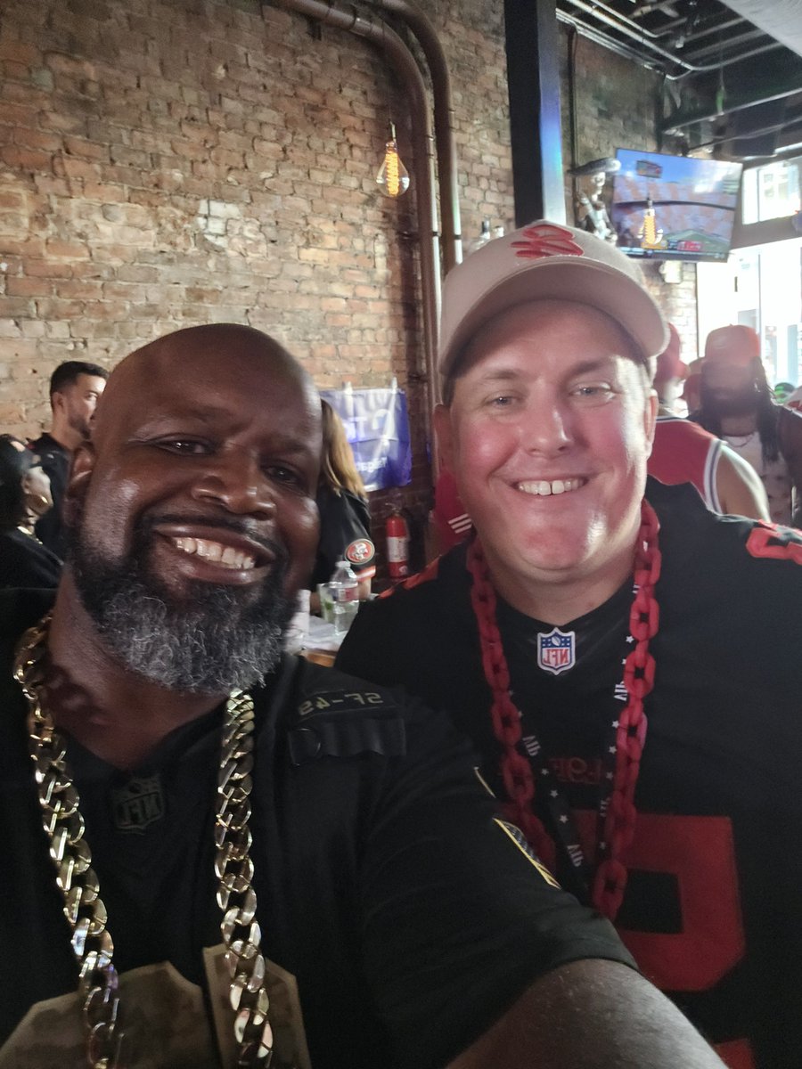 Targaryen49er's tweet photo. @SulligentHUB @JL_Chapman Damn I wish I could make it. But can't be at 2 places at once. @JL_Chapman throws awesome parties. Got a chance to meet him briefly last year at new Orleans. All around good dude who means well. BANG BANG GO NINERS!!! https://t.co/yF8uW5BMEN
