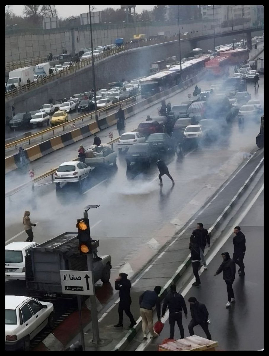 Hoorieh81's tweet photo. تهران، آبان ۹۸؛ این خیابان شاهد ایستادگی مردم و آغاز یک جنایت خونین است... https://t.co/O59ZBHg6WY