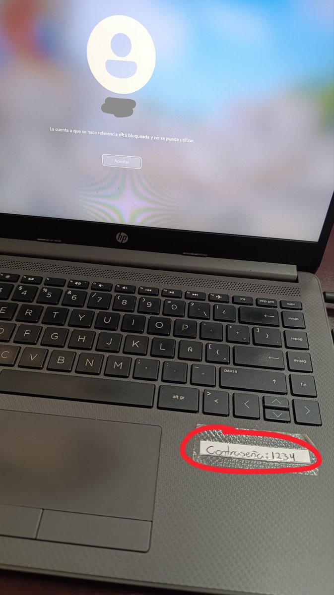 dysphoria_chan's tweet photo. Una profesora bloqueó una laptop de la universidad porque no se sabía la contraseña. Me pidió que la ayudara porque "soy buena con las computadoras." Al tomarla, esto fue lo primero que vi. https://t.co/B404npsc2b