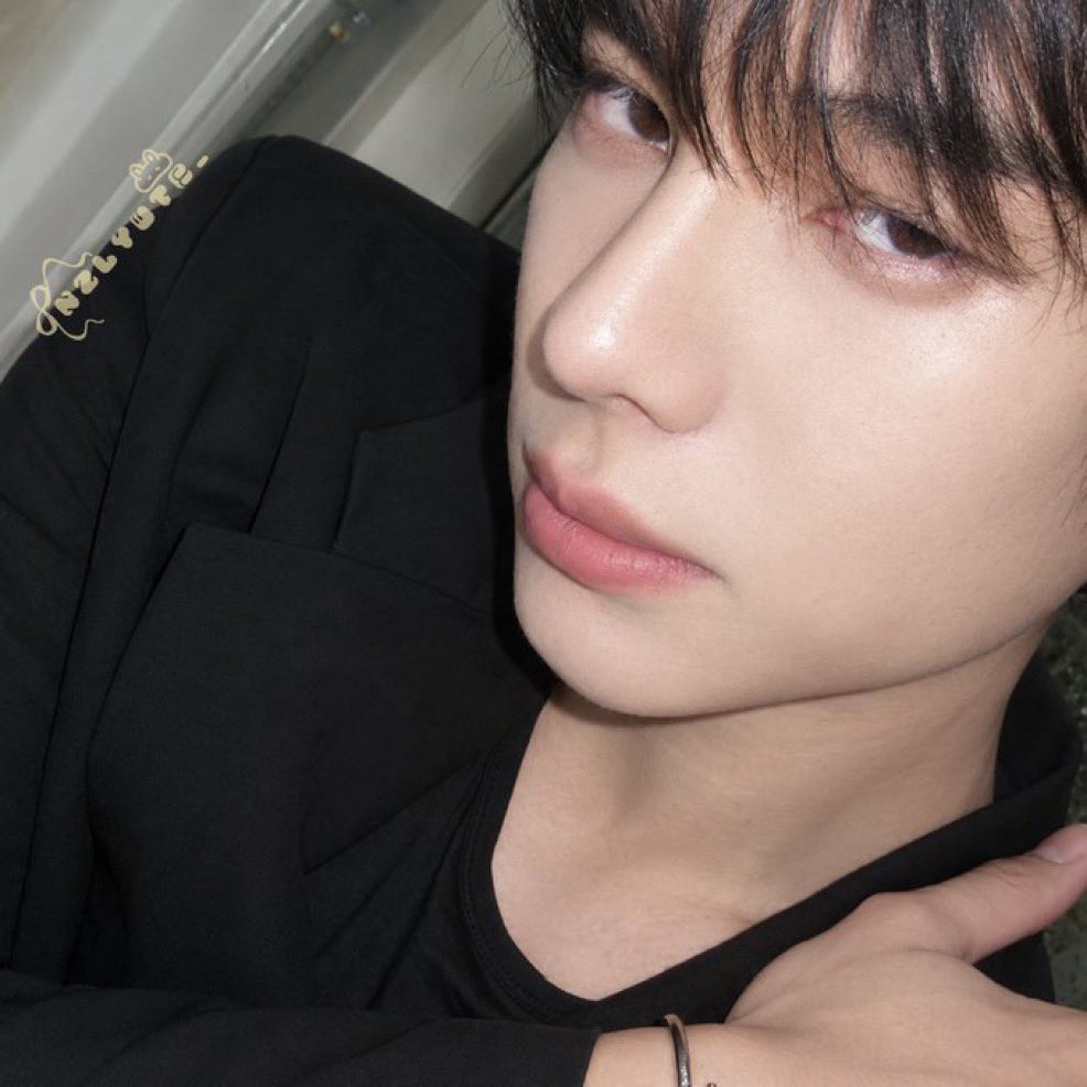 rrawguss1d's tweet photo. แมวดำ                                     เจ้าของ

#copterbank https://t.co/gl3G4iPzUm