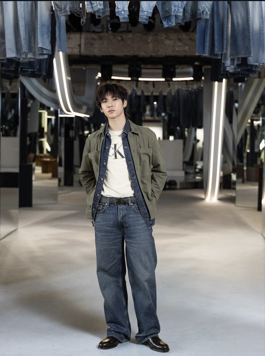 khunminoil's tweet photo. TEETEE with Calvin Klein is perfect.

@twnpich #twnpich 

TEETEE WITH CK 
#CalvinKleinxTeeTee https://t.co/OaxiwHbZNE