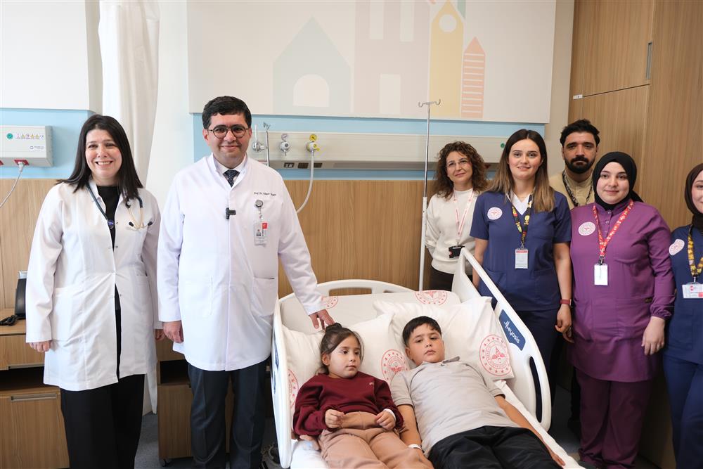yenicizgigazete's tweet photo. Tıpta büyük başarı, minik kalplere büyük dokunuş
https://t.co/N36KFXyjvF @yenicizgigazete aracılığıyla
#sağlıkbakanlığı #TIP #Gaziantep #şehirhastanesi #necatisasmaz https://t.co/l2mq7jDp94