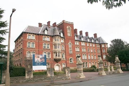 andrewc44104127's tweet photo. St James in malvern

An ex boarding school.

Lovely little building.

It now houses migrants.

MEANWHILE 

Our British homeless shiver on the streets in tents

ABSOLUTE FUCKING DISGRACE. https://t.co/mQ0gbwpGQU