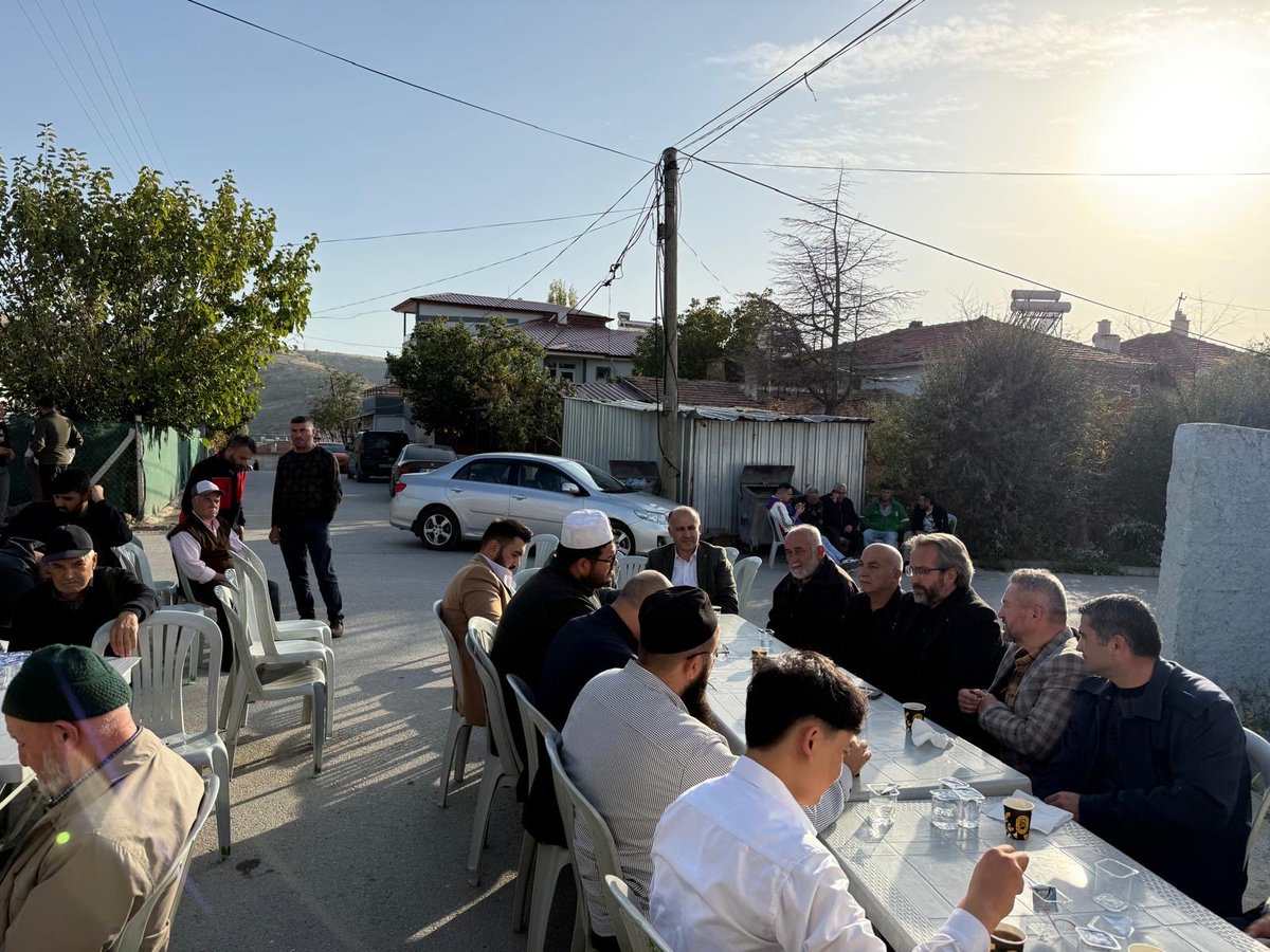 engindalbasti's tweet photo. Canımız Oğuz abimizi bugün dualarla son yolculuğuna uğurladık.

Ardından kıymetli ailesini yalnız bırakmayarak yanlarında olduk. Oğuz abimizin yokluğunu derinden hissederken, geride bıraktığı güzel izleri ve gönlümüzdeki yerini bir kez daha hissettik.

Rabbim Oğuz abimize rahmet, kıymetli ailesine ve tüm sevenlerine sabır versin. Mekânı cennet olsun.