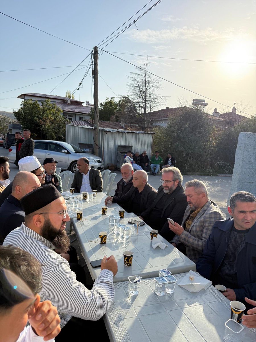 engindalbasti's tweet photo. Canımız Oğuz abimizi bugün dualarla son yolculuğuna uğurladık.

Ardından kıymetli ailesini yalnız bırakmayarak yanlarında olduk. Oğuz abimizin yokluğunu derinden hissederken, geride bıraktığı güzel izleri ve gönlümüzdeki yerini bir kez daha hissettik.

Rabbim Oğuz abimize rahmet, kıymetli ailesine ve tüm sevenlerine sabır versin. Mekânı cennet olsun.
