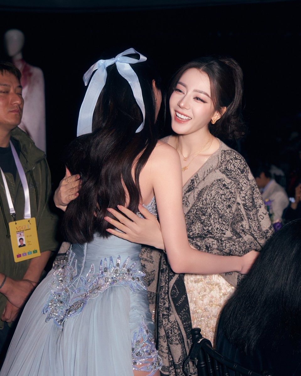 itfeelstory's tweet photo. เฟรมนี้พี่ให้ค่ะ ดาวิประกบตี่ลี่เล่อปา สวยคู่ไม่จมไม่หาย สวยแบบตัวพระมารดามาก ชอบมากก https://t.co/DsZdNz4at2