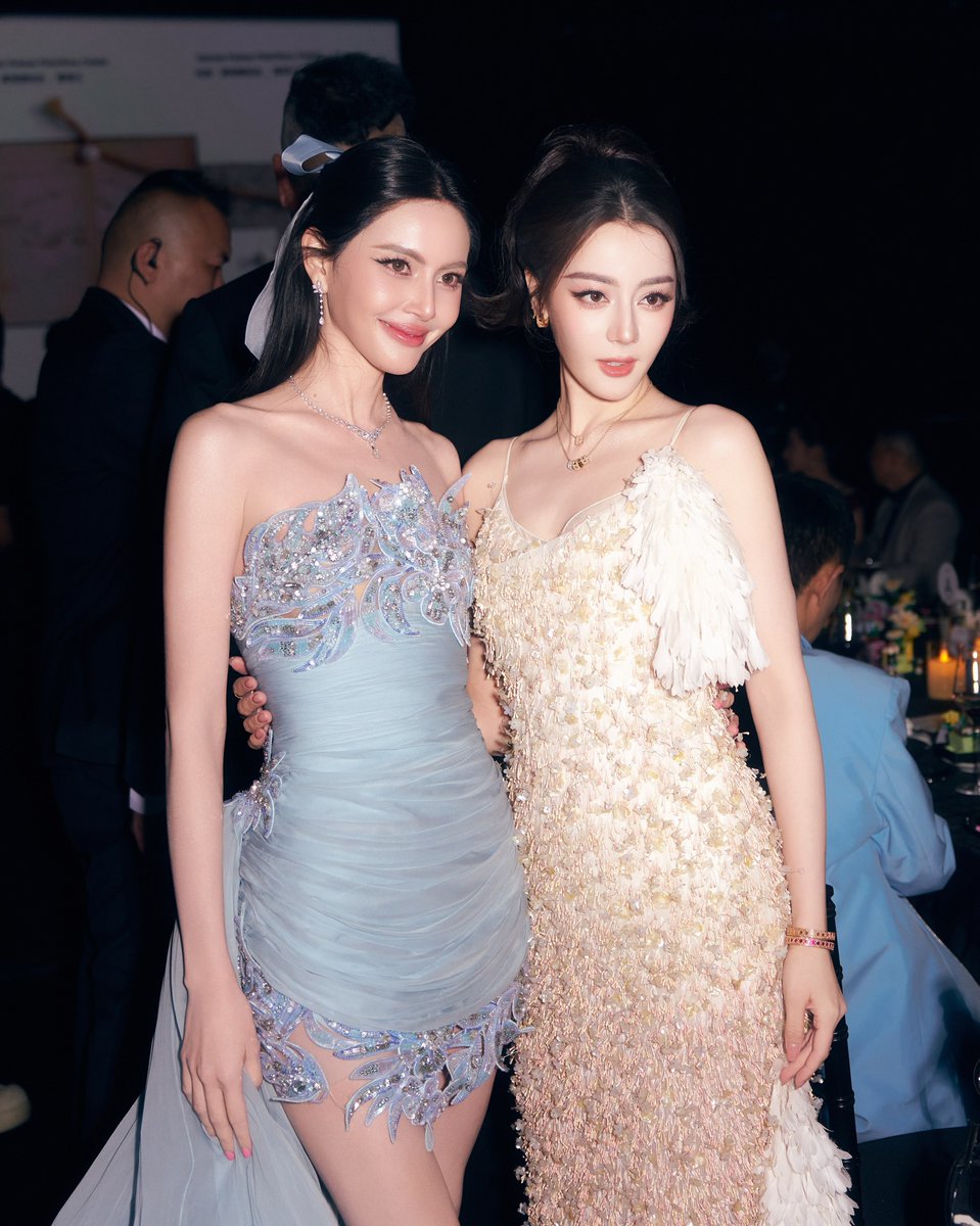 itfeelstory's tweet photo. เฟรมนี้พี่ให้ค่ะ ดาวิประกบตี่ลี่เล่อปา สวยคู่ไม่จมไม่หาย สวยแบบตัวพระมารดามาก ชอบมากก https://t.co/DsZdNz4at2