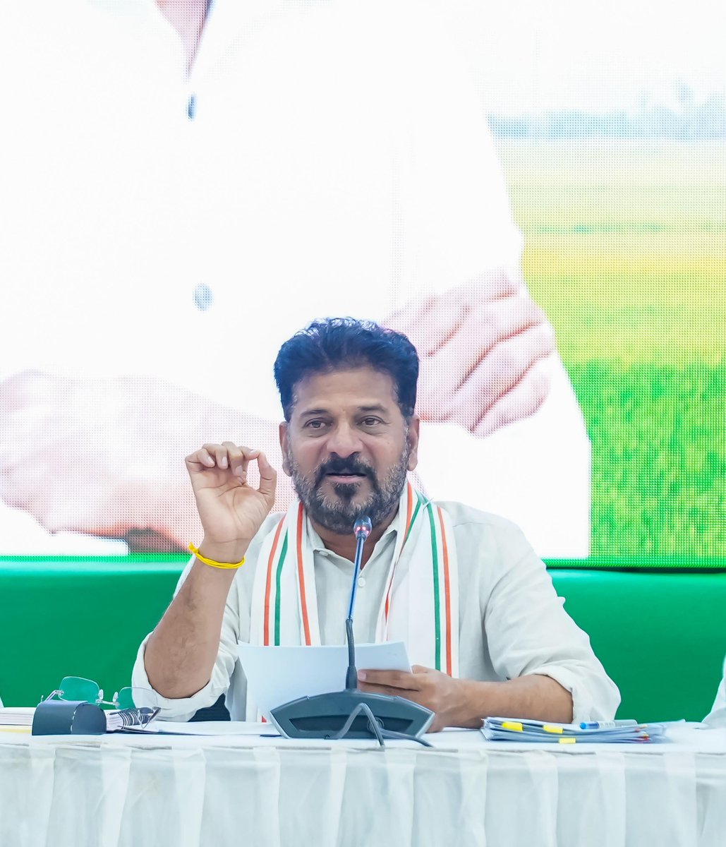 Congress4TS's tweet photo. ప్రతి పదేళ్లకు ఒకసారి ఎస్‌ఐఆర్ ప్రక్రియను చేపడుతూ వస్తున్నారు.

1950 తర్వాత ఎన్నోసార్లు సర్ ప్రక్రియ చేపట్టారు. ఓటు హక్కు లేని వారికి ఓటు హక్కు నమోదు చేయించడానికి ఉపయోగించారు.

ప్రధాని మోదీ కులం, మతం, ఈడీ, సీబీఐ ఇలా అనేక విధాలుగా బెదిరిస్తూ గెలుస్తూ వచ్చారు.

ఇప్పుడు మోదీపై విపరీతమైన వ్యతిరేకత ఉంది.

నిరుద్యోగ సమస్య విలయతాండవం చేస్తోంది.

జెన్ జీ ఉవ్వెత్తున ఉద్యమం చేస్తున్నారు.

వాట్సాప్ యూనివర్సిటీలో చేసిన తప్పుడు ప్రచారంతో జెన్ జీ వీధుల్లోకి వచ్చింది.

ఎస్‌ఐఆర్ ద్వారా ఈసారి గెలవాలని మోదీ ప్రయత్నిస్తున్నారు.

దేశంలో మోదీ రెండు రకాల పౌరులను తయారు చేస్తున్నారు. ఓటు హక్కు ఉన్న ఆగర్భ శ్రీమంతులు, ఓటు హక్కు లేని నిరుపేదలు.

ప్రధాని మోదీ దేశాన్ని రాజరికం వైపు తీసుకెళ్తున్నారు.

ఓటు లేని వారికి విలువ ఉండదు. వారిని ఎవరూ పలకరించరు.

ఇప్పటికే 13 కోట్ల ఓట్లను తొలగించారు.

మోదీ మొదటిసారి ప్రధాని అయినప్పుడు దేశంలో 81 కోట్ల ఓట్లు ఉన్నాయి. రెండోసారి ప్రధాని అయినప్పుడు 91 కోట్ల ఓట్లు ఉన్నాయి. 2024లో మూడోసారి ప్రధాని అయినప్పుడు 97 కోట్ల ఓట్లు ఉన్నాయి.

2029 ఎన్నికలకు ఇప్పటికే 13 కోట్ల ఓట్లను తొలగించారు. ఓట్ల సంఖ్య 84 కోట్లకు పడిపోయింది.

2026 నాటికి దేశ జనాభా 140 కోట్లకు పెరిగింది.

దేశ జనాభా పెరిగితే ఓట్ల సంఖ్య కూడా పెరగాలి కదా!

మోదీ నాలుగోసారి ప్రధాని కావడానికి 20 కోట్ల ఓట్లను తగ్గించాలని చూస్తున్నారు.

ఏం చేశారని బీజేపీ నాయకులు తెలంగాణకు వస్తారు? తెలంగాణకు ఏం ఇచ్చారు?

ఎస్‌ఐఆర్ ప్రక్రియతోనే తెలంగాణలో అధికారంలోకి వస్తామని చెబుతున్నారు.

1927లో బ్రిటిష్ వాళ్లు సైమన్ కమిషన్‌ను ఏర్పాటు చేశారు. అందులో సభ్యులందరూ బ్రిటిష్ వాళ్లే.

పంజాబ్‌లో లాలా లజపతి రాయ్ నేతృత్వంలో ‘సైమన్ గో బ్యాక్’ నినాదంతో ఉద్యమం చేశారు.

సైమన్ కమిషన్‌తో భారతదేశాన్ని ఏలాలని బ్రిటిష్ వాళ్లు చూశారు.

‘సైమన్ గో బ్యాక్’ ఉద్యమం దేశ స్వాతంత్ర్యానికి దారితీసింది.

రాహుల్ గాంధీ నేతృత్వంలో వందేళ్ల తర్వాత చరిత్ర పునరావృతం అవుతుంది.

జ్ఞానేశ్ కమిషన్ ద్వారా మోదీ దేశాన్ని ఏలాలని చూస్తున్నారు.

‘జ్ఞానేశ్ గో బ్యాక్’ అనే నినాదంతో రాహుల్ గాంధీ ముందుకు వెళ్తున్నారు.

నవంబర్ 1న రాంలీలా మైదానంలో జరగబోయే ఉద్యమంలో మనందరం భాగస్వాములు కావాలి.

తెలంగాణ నుంచి 10 వేల నుంచి 15 వేల మంది ఢిల్లీకి రావాలని పార్టీ అధిష్ఠానం కోరింది.

కాంగ్రెస్ ప్రజాప్రతినిధులే 15 వేల మంది ఉన్నారు.

నవంబర్ 1న రాంలీలా మైదానంలో తెలంగాణ తడాఖా చూపించాలి.

ఇటీవల సిరిసిల్లలో ఎలా తడాఖా చూపించామో, రాంలీలా మైదానంలో కూడా మనం చూపించాలి.

ఢిల్లీ ఎర్రకోటపై కాంగ్రెస్ జెండా ఎగరేసేలా రాంలీలా గర్జన ఉండాలి.

పేదల ఓటు హక్కును కాజేయడానికి మోదీ ప్రయత్నిస్తే చూస్తూ ఊరుకోం.

‘జ్ఞానేశ్ గో బ్యాక్’ ఉద్యమం 2029లో ఎర్రకోటపై కాంగ్రెస్ జెండా ఎగరేయడానికి ఉపయోగపడుతుంది.

#RevanthReddy #Telangana