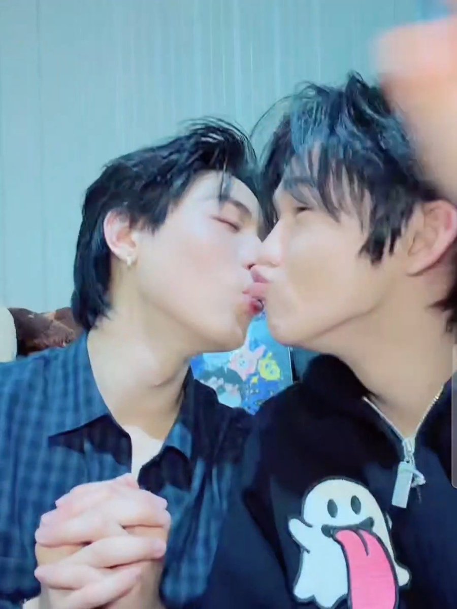 _yeodoongie's tweet photo. มันดื้อมาก ขอให้โดนเเบนอีกรอบสิ๊ มินลีเเกล้งจุ่มเเก้มเเล้วจะหันไปจุ้บ เเล้วฮีรีบปิดกล้อง จังหวะเปิดกล้องกลับมาโคตรเเย่ กุจะรั่ว วันนี้นอนมา 36 ชั่วโมงปะ ดื้อมากกกกก 5555555555555555555

#ToptapMinlee https://t.co/RoVhAv3xV1