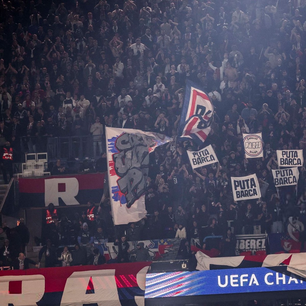 _BeFootball's tweet photo. 🚨🚨 LES SUPPORTERS PARISIENS APPELLENT AU BOYCOTT APRÈS LE REPORT DU CHOC FACE À LYON PENDANT LE BALLON D'OR !!! 😡❤️💙

Les fans crient au scandale alors qu'un match de NFL est étrangement maintenu au Stade de France.

Certains supporters réclament un forfait ou l'envoi de l'équipe réserve.

(@leparisiensport)