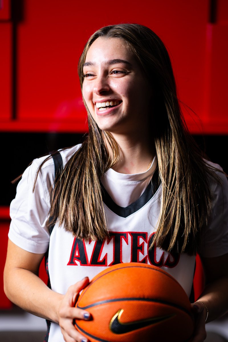 Aztec_WBB's tweet photo. A familiar face is featured in the latest issue of @SDSU magazine https://t.co/ls0SROlAls