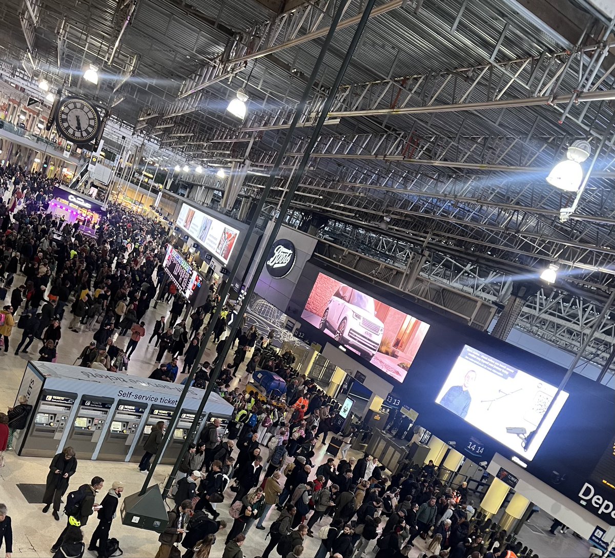 city_mummy's tweet photo. It’s happening again tonight #Waterloo https://t.co/4gH0eKOK7i
