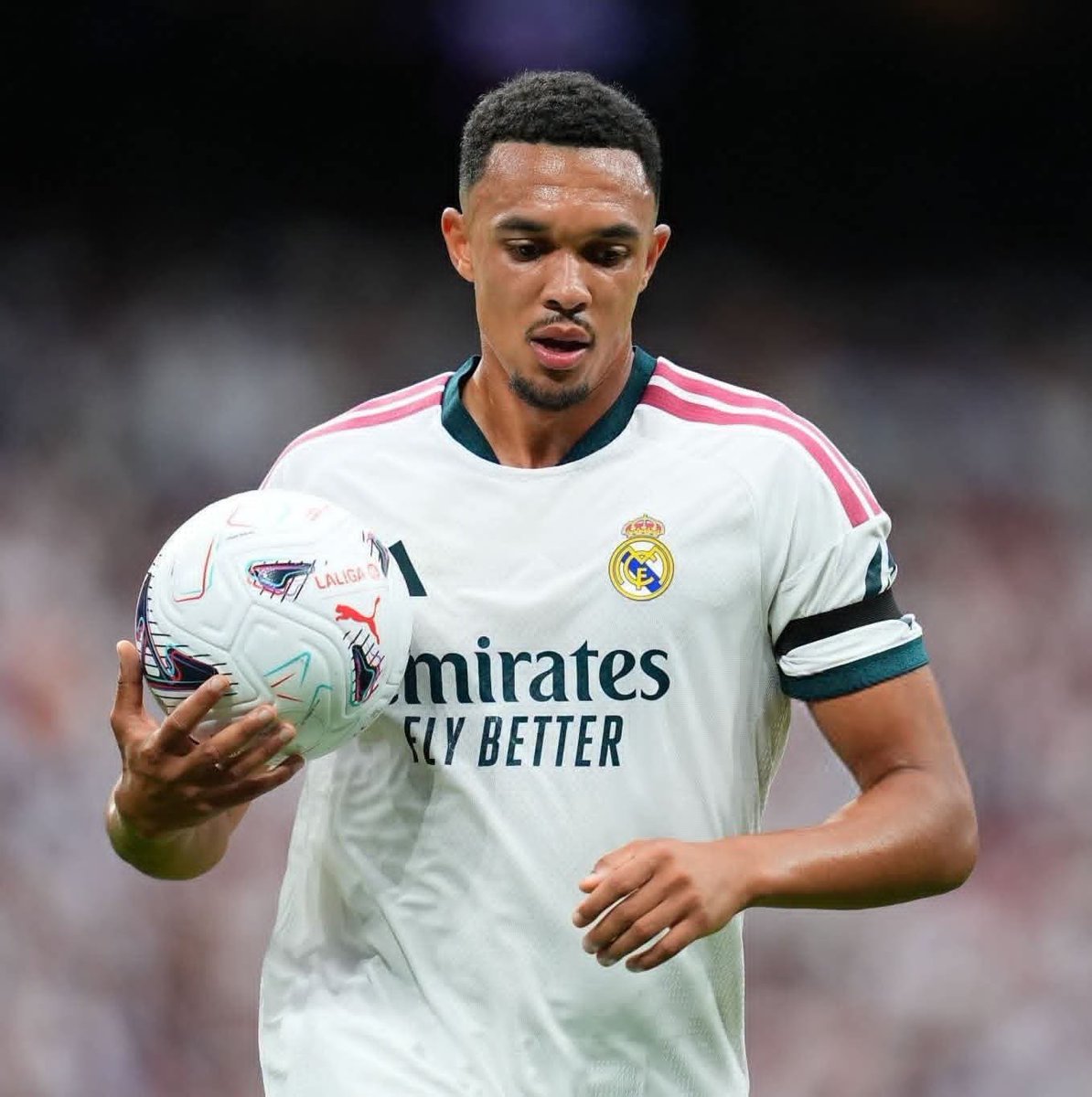 MadridDark77's tweet photo. Ce joueur est exceptionnel, mais le Real Madrid ne prend visiblement pas son cas au sérieux. Mettez-lui un vrai numéro 9 devant, bordel ! Il faut laisser Mbappé rejoindre un autre projet et recruter Haaland. Le Real a besoin d’un véritable avant-centre pour exploiter pleinement le potentiel de ses créateurs.