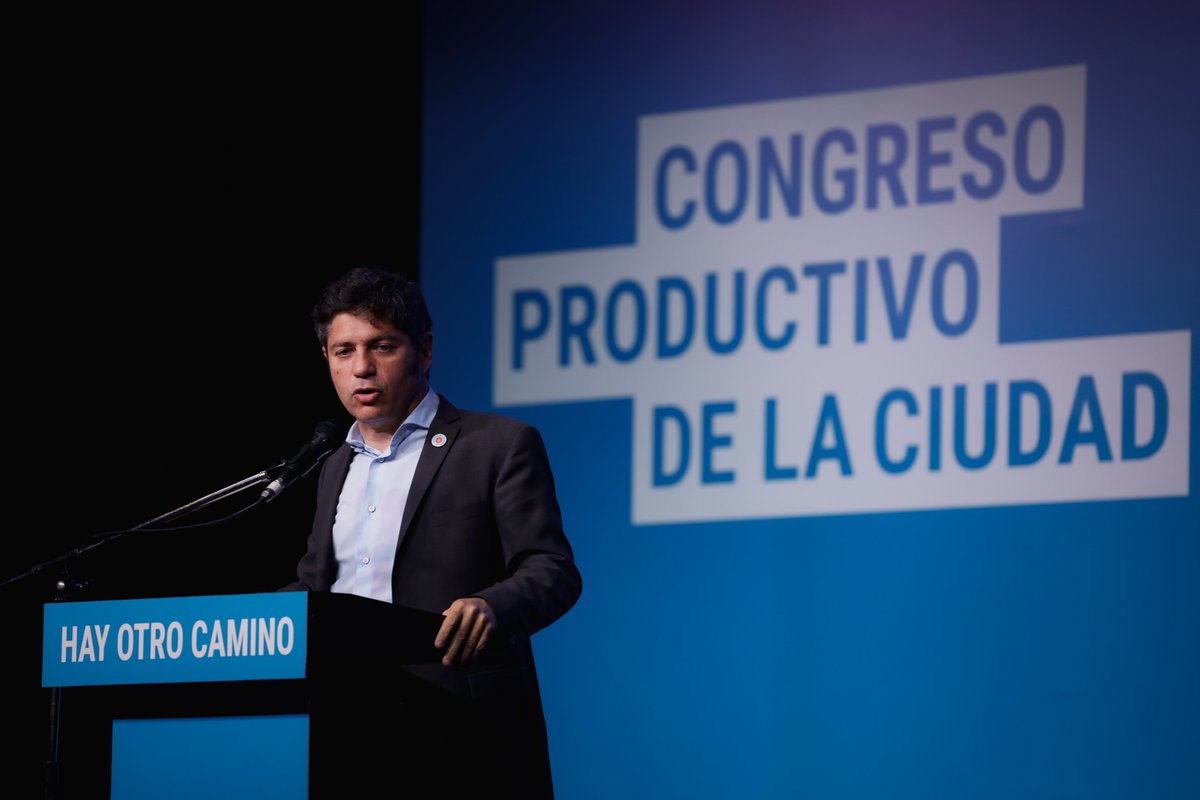 Kicillofok's tweet photo. La ciudad de Buenos Aires es la capital de todos los argentinos y debe pensarse de forma estratégica, como parte de un país federal que tiene recursos naturales y una gran capacidad industrial, científica y tecnológica. Lo que hace falta es una alternativa que entienda que el Estado debe acompañar ese desarrollo. 

No podemos permitir que otra vez nos digan que el plan era correcto pero se aplicó mal. El problema es Milei y todo su programa económico, eso es lo que hay que cambiar para mejorarle la vida a las pymes, los empresarios, los trabajadores, los estudiantes y los jubilados. 

Muchas gracias a todos los participantes del Congreso Productivo de la Ciudad organizado por el MDF en CABA para seguir construyendo una alternativa que le mejore la vida a nuestra gente.