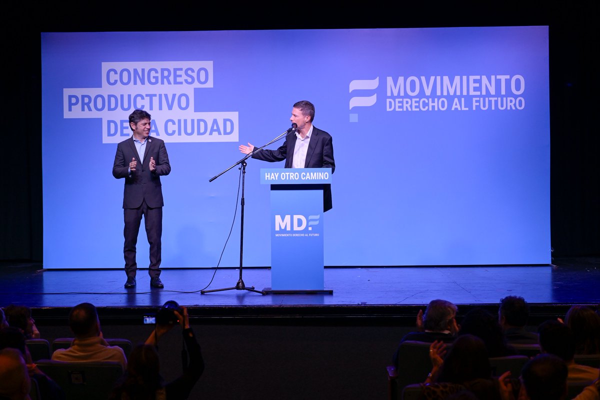 Kicillofok's tweet photo. La ciudad de Buenos Aires es la capital de todos los argentinos y debe pensarse de forma estratégica, como parte de un país federal que tiene recursos naturales y una gran capacidad industrial, científica y tecnológica. Lo que hace falta es una alternativa que entienda que el Estado debe acompañar ese desarrollo. 

No podemos permitir que otra vez nos digan que el plan era correcto pero se aplicó mal. El problema es Milei y todo su programa económico, eso es lo que hay que cambiar para mejorarle la vida a las pymes, los empresarios, los trabajadores, los estudiantes y los jubilados. 

Muchas gracias a todos los participantes del Congreso Productivo de la Ciudad organizado por el MDF en CABA para seguir construyendo una alternativa que le mejore la vida a nuestra gente.