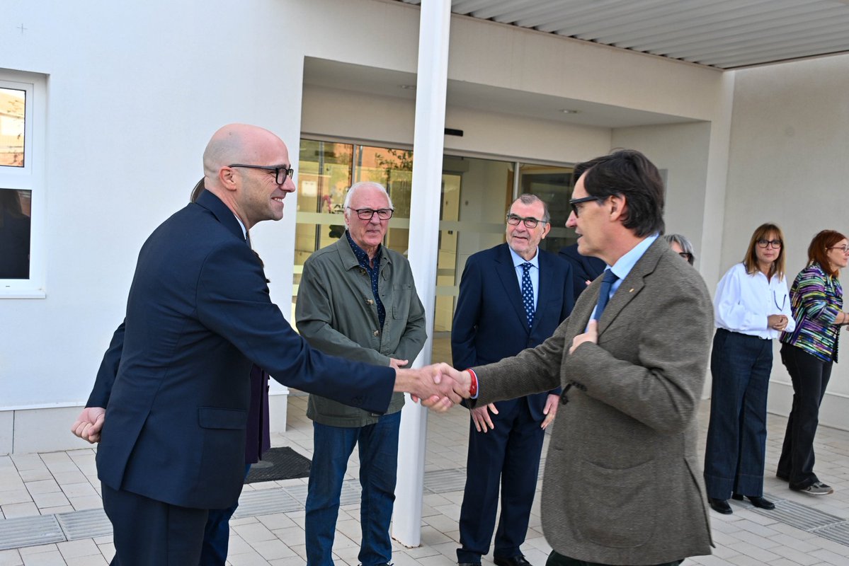 dsocialscat's tweet photo. 📸 El president @salvadorilla i el conseller Raúl Moreno han visitat la nova residència La Muntanyeta, a Tarragona, un equipament de referència en l’atenció a persones amb paràlisi cerebral i pluridiscapacitat, amb 60 places i espais adaptats a les seves necessitats. https://t.co/exSKuaeXiw