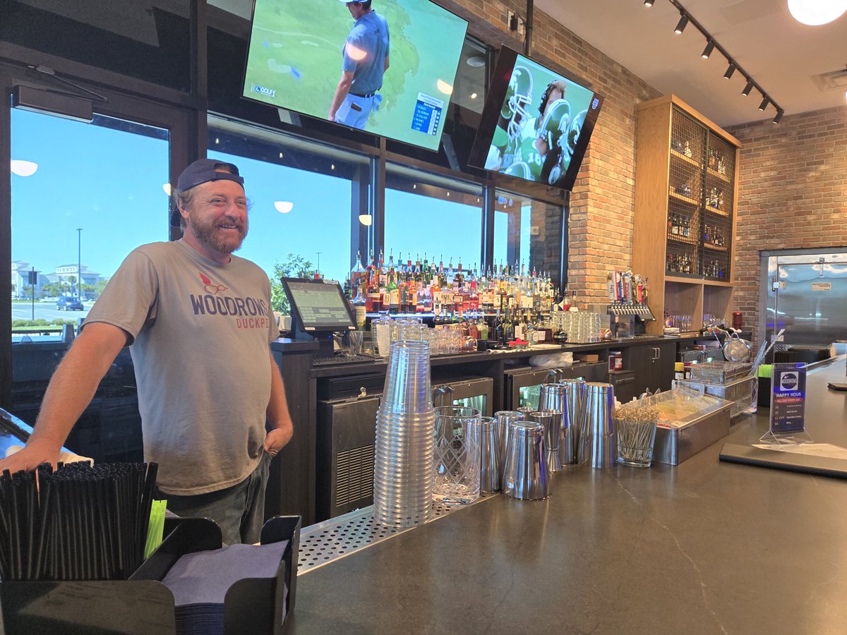 GetStyleMag's tweet photo. New Restaurants Join Downtown Middleton’s Dining Scene 🧑‍🍳

Downtown Middleton is filling in, and several of its newest arrivals involve food. Piesanos Stone Fired Pizza, Smalls Sliders and Jersey Mike’s Subs have joined the restaurant lineup, while Woodrow’s Duckpin has added bowling to the evening’s possibilities.

Piesanos opened earlier this month, becoming the company’s third restaurant in The Villages, alongside Southern Trace and Lake Deaton. Its menu centers on stone-fired pizzas, calzones and pasta dishes. The new location includes a separate takeout entrance, giving customers collecting orders their own route through the restaurant.

Read all about the new restaurants here: https://t.co/e4m53K7Qu3
