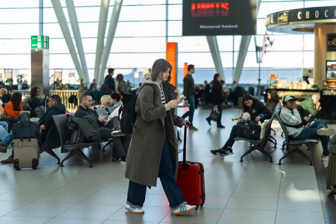 DNewsHungary's tweet photo. EU flight compensation rules: What changes from today, 23 October, and what must wait until 2027? #hungary #dailynewshungary https://t.co/PBb9jNUQur