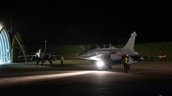 top_force's tweet photo. ✈️🇫🇷🇬🇧 #FAS Les forces aériennes françaises @Armee_de_lair et britanniques @RoyalAirForce ont simulé une frappe nucléaire ☢️lors de l’exercice inédit #Rummy https://t.co/IF2ZQBd2St https://t.co/Q5DytoytG1