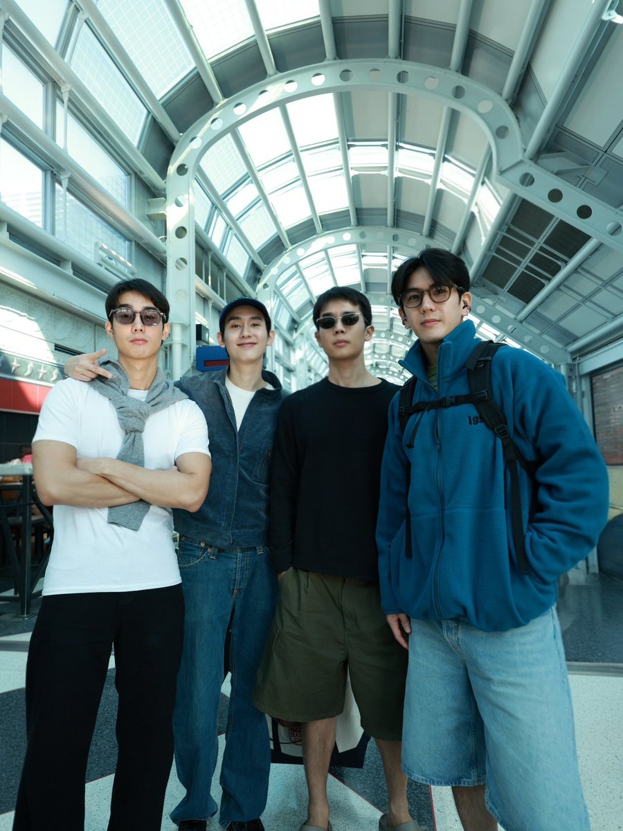 Imcarian's tweet photo. จิมมี่ซี หนาวแบบกึ่งทางการไหมนะ ละน้องซี อยู่กับคนพี่บ่อยจัดแต่งตัวเหมือนฮีเข้าไปทุกวัน ทฤษฎีสีชมพูป่ะ 🤭 https://t.co/TLizplPAFs