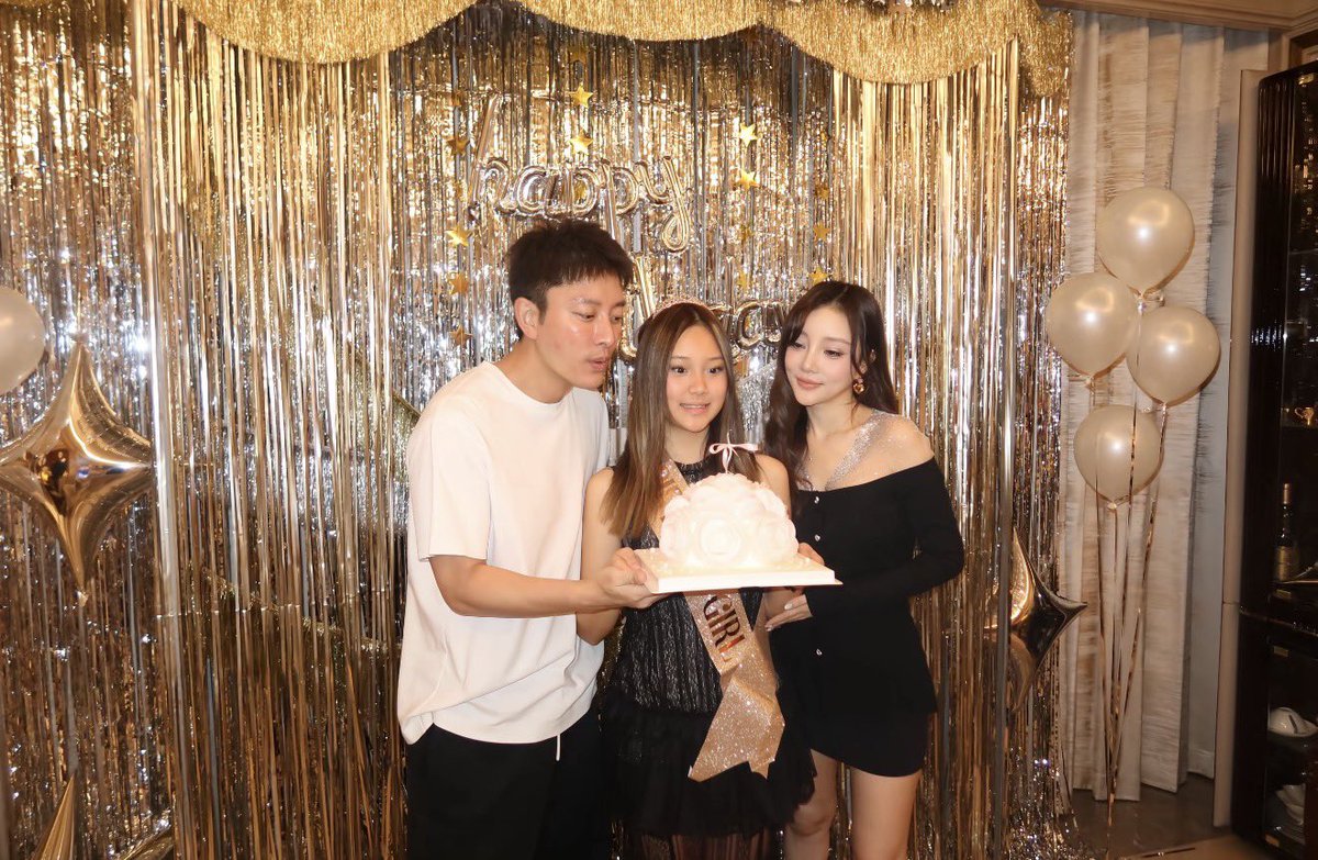 VanityFiles's tweet photo. 贾乃亮和李小璐一起为女儿甜馨庆祝14岁生日🎂 https://t.co/NTrGjWsrKF