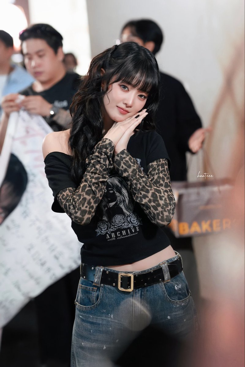 HETONG1023's tweet photo. 261023🐈⬛𝙃𝘼𝙋𝙋𝙔 𝙈𝙄𝙉𝙉𝙄𝙀 𝘿𝘼𝙔 🐈⬛🖤
정말 너무너무 예쁜 고양이야😽😽😽😽
#MinnieDayToTheMoon
#밤하늘의_달보다_빛나는_민니
#꿈꾸는듯한_민니의_계절 https://t.co/LKsavdnbMr