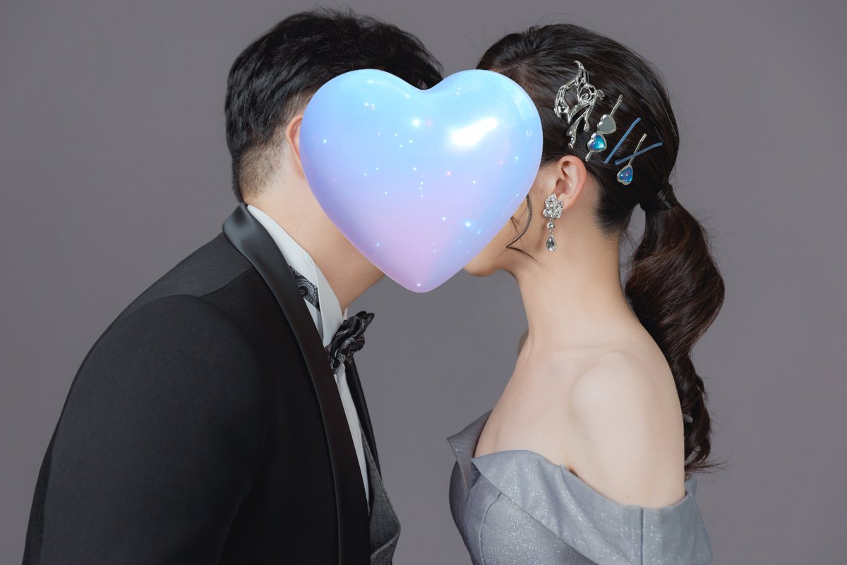 TingChieh5's tweet photo. 我好喜歡這幾張婚紗照 🥰 
不太適合上tag，U能不能看到就隨緣了 🤣
挑相本照片時，老公說一定要放有跟娃娃們特寫的單人照（可是這張沒有你啊 😂）
攝影師有把手燈顏色拍出來，太開心了
造型師幫我換髮型時，我拿出U的照片給他參考，造型師笑說“這個髮夾大小不對吧！” 
又幫我配了類似火焰形狀的耳環 🔥 https://t.co/K2CduTkChZ