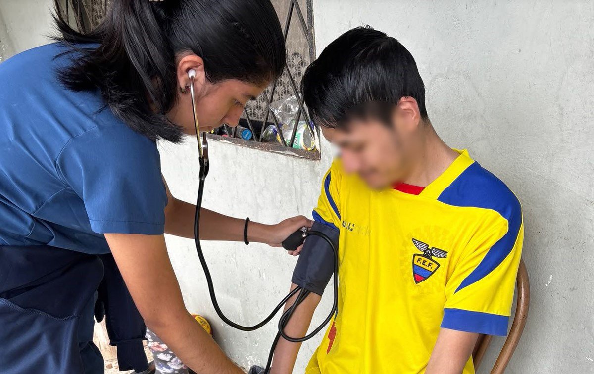 saludazuay_'s tweet photo. #Azuay | En las parroquias Cumbe y Tarqui, el personal de salud continúa acercando los servicios y atención a los hogares y las instituciones educativas, con el fin de brindar atención oportuna y de calidad, que contribuya al cuidado integral de la salud de la población. https://t.co/TKKfNte4dT