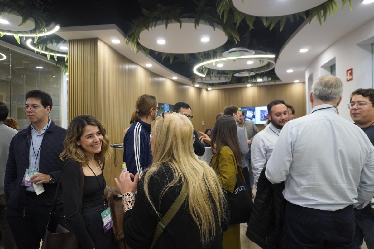egade's tweet photo. 🤝 #EGADE Monterrey fue sede del "Pitch &amp; Beers" de @Prochilemexico, fungiendo como puente estratégico para que empresas chilenas y mexicanas generaran acercamientos para explorar oportunidades de inversión mediante pitch y networking. 🚀 https://t.co/SonuAoMxOy