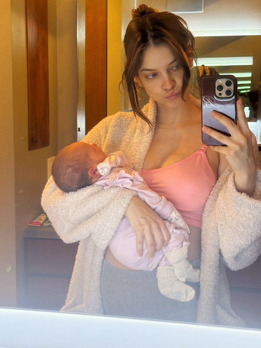 tracklist's tweet photo. Barbara Palvin compartilhou novos registros da filha, Sylvie, e falou sobre maternidade após desfilar no Victoria’s Secret Fashion Show:

“Voltar ao trabalho foi uma escolha que tive a sorte de poder fazer. E, embora seja muito grata por essa oportunidade, não consigo deixar de pensar em todas as mães que não têm essa opção. Nos EUA, espera-se que tantas mulheres voltem ao trabalho apenas 6 a 8 semanas após o parto, muitas vezes sem licença-maternidade remunerada. As mães merecem mais tempo, mais apoio e mais opções. Uma coisa que realmente quero dizer é que cada jornada pós-parto é diferente, e nenhuma de nós deveria sentir a necessidade de se comparar. O que vocês viram naquela passarela fui eu toda produzida, mas a minha realidade cotidiana no pós-parto é bem diferente. Em alguns dias, simplesmente encontrar tempo para tomar banho ou sentar e fazer uma refeição tranquilamente já parece uma grande conquista. E isso também merece ser celebrado. Porque, seja desfilando em uma passarela, voltando ao trabalho ou simplesmente enfrentando mais uma noite sem dormir, todas temos algo incrível em comum: criamos um milagre. E só isso já merece ser celebrado.”