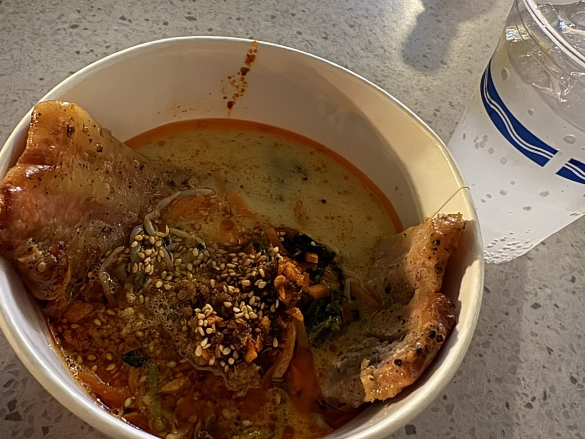 suicide_side's tweet photo. 今年も乗れて満足 担担クッパに麻辣ソース追加が美味すぎて頼むからレギュラーにして https://t.co/Xov4mqcwiI