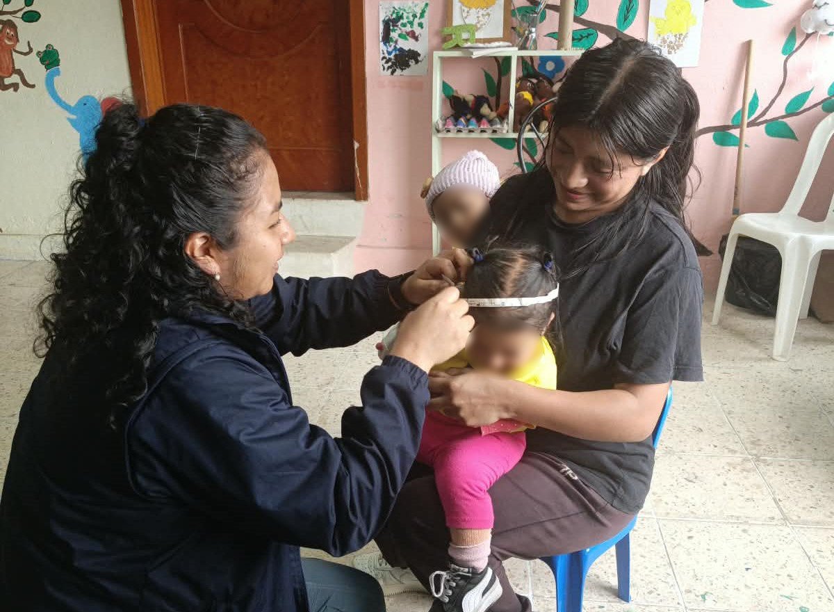 saludazuay_'s tweet photo. #Azuay | En las parroquias Cumbe y Tarqui, el personal de salud continúa acercando los servicios y atención a los hogares y las instituciones educativas, con el fin de brindar atención oportuna y de calidad, que contribuya al cuidado integral de la salud de la población. https://t.co/TKKfNte4dT