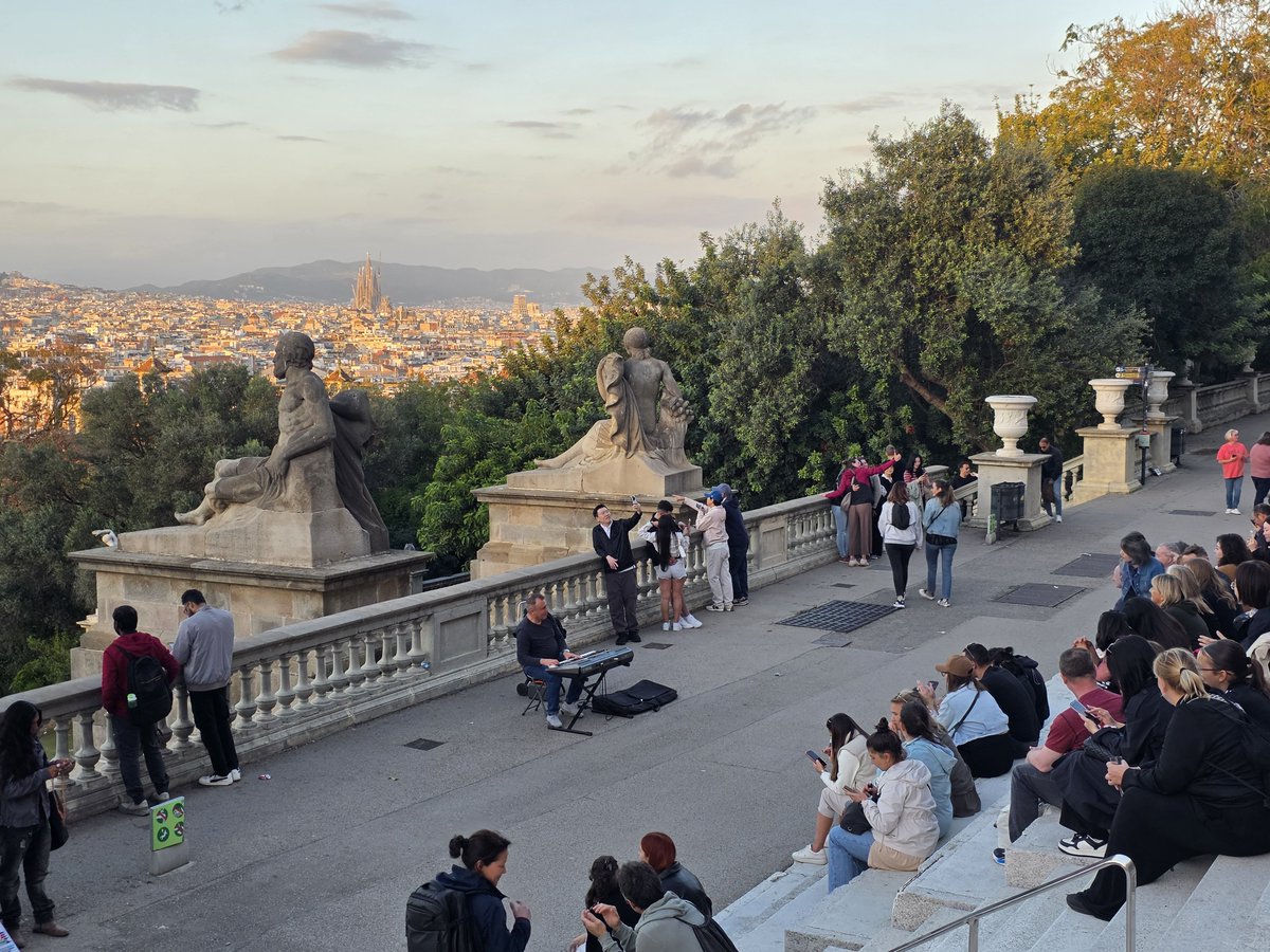 soyoso's tweet photo. คนแปลกหน้านับร้อย มานั่งชมพระอาทิตย์ตก ที่มีฉากเมือง  Barcelona และ La Sagrada ที่โคตรเด่นอยู่ข้างหลัง มุมนี้มันมีพลังมากเลยอะ
#พี่โยพาเที่ยว #สเปน #บาร์เซโลนา https://t.co/jl39tAhuyf