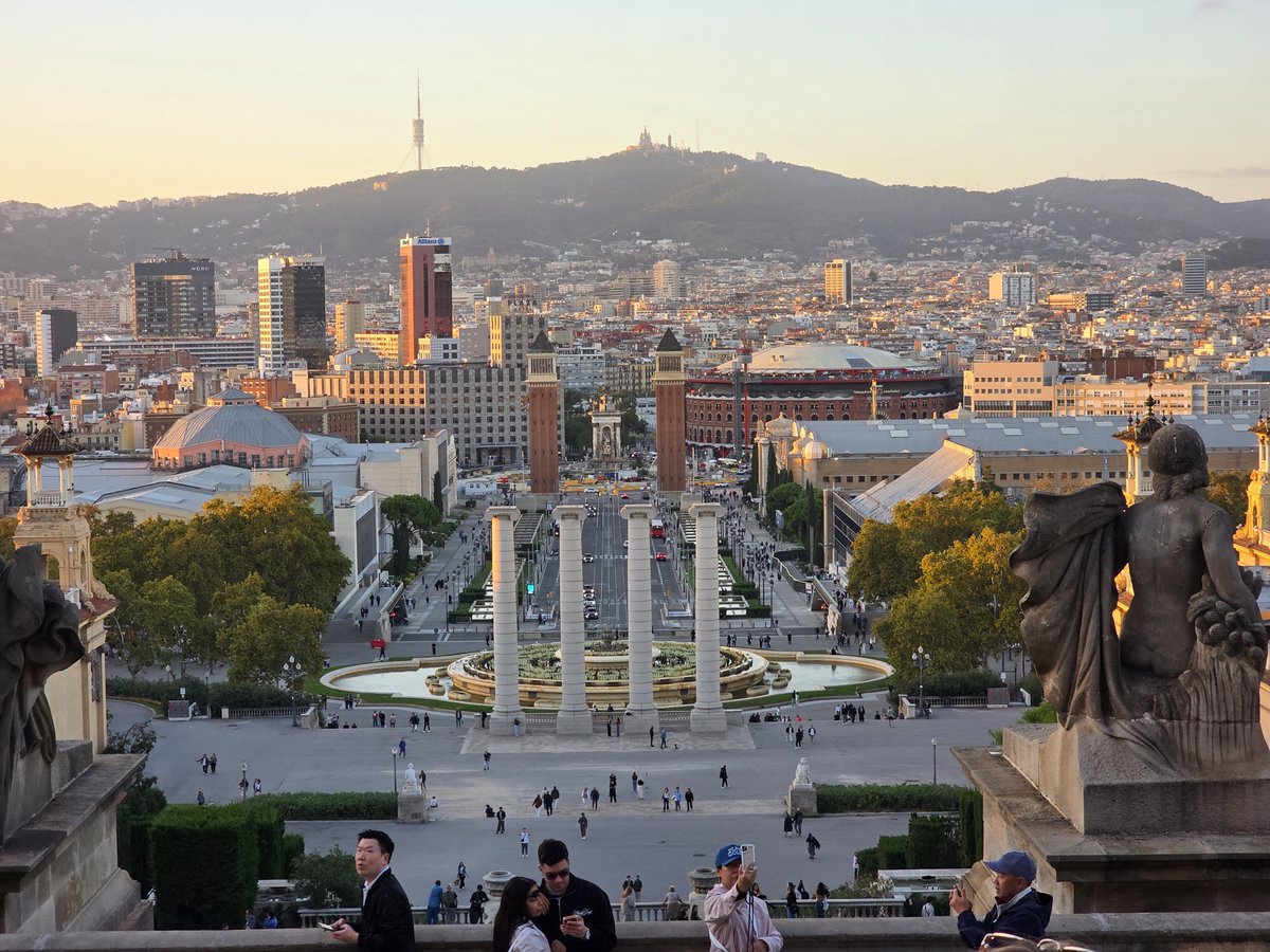 soyoso's tweet photo. คนแปลกหน้านับร้อย มานั่งชมพระอาทิตย์ตก ที่มีฉากเมือง  Barcelona และ La Sagrada ที่โคตรเด่นอยู่ข้างหลัง มุมนี้มันมีพลังมากเลยอะ
#พี่โยพาเที่ยว #สเปน #บาร์เซโลนา https://t.co/jl39tAhuyf