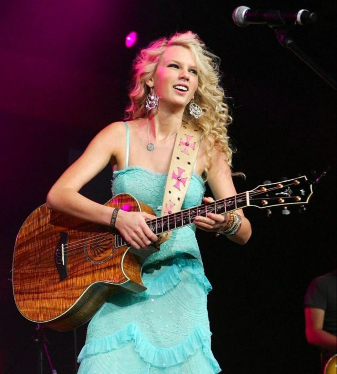 SwiftiesHQs's tweet photo. 🚨 Reply with #20YearsOfTaylorSwift 💚 https://t.co/exTkujd0IV