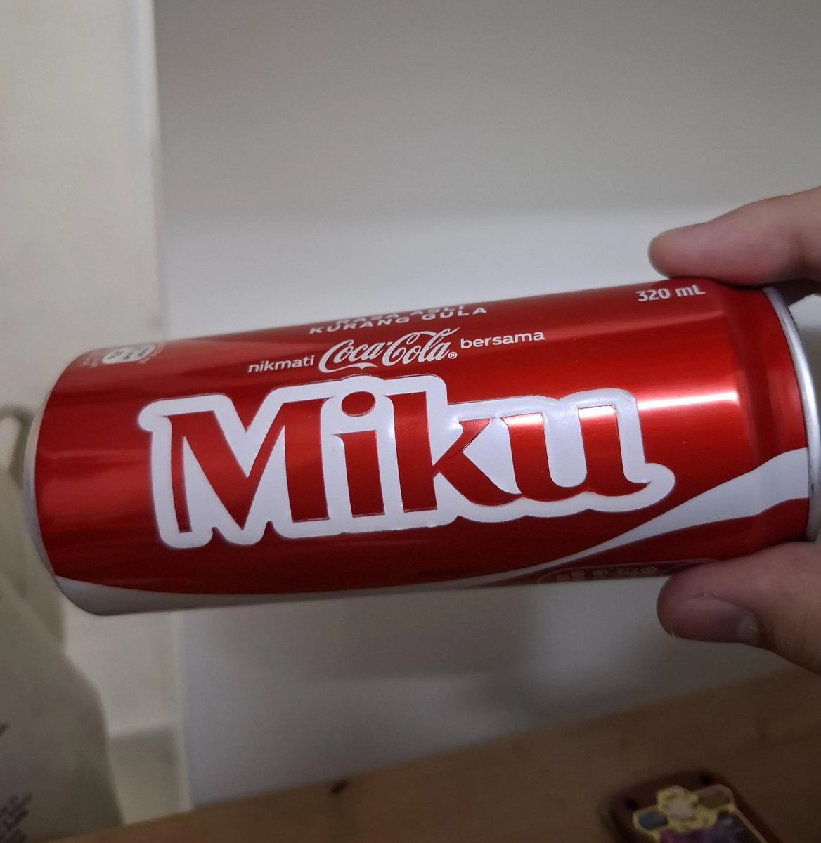 HatsuneMiku's tweet photo. Miku Coke! :D https://t.co/HJHVhN3Pk8