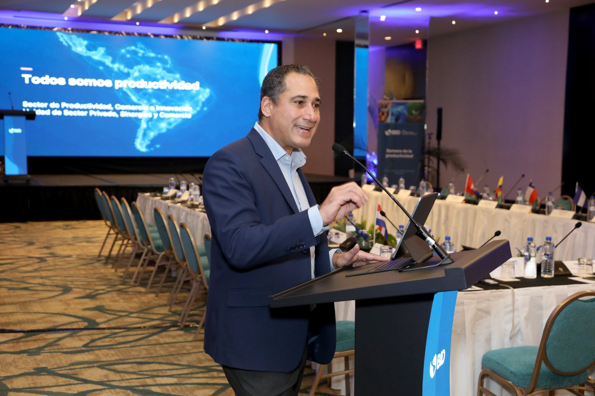 tomasber's tweet photo. En el Diálogo Regional de Políticas de Competitividad, Tecnología e Innovación, organizado por @el_BID en #Panamá, abordamos cómo articular políticas públicas, inversiones y capacidades para acelerar la transformación productiva. 

Iniciativas como #CRECE y #AméricaEnElCentro permiten conectar las prioridades de los países con soluciones que impulsan la innovación, la integración regional y el desarrollo de talento. El reto es llevar estas oportunidades a más empresas, en especial a las mipymes, y articular esfuerzos para convertirlas en resultados concretos en toda la región.