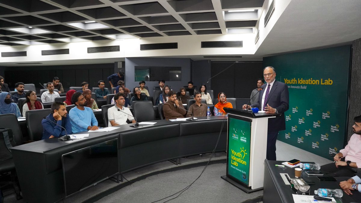 PlanComPakistan's tweet photo. نوجوانوں کی بامعنی شمولیت قومی مسائل کے پائیدار حل اور لوگوں کی زندگیوں میں بہتری لانے کے لیے ضروری ہے۔

نیشنل یوتھ سلوشن سپرنٹ 2026 کے راؤنڈ ٹو سے وفاقی وزیر پروفیسر احسن اقبال کا خطاب 

وفاقی وزیر نے کہا کہ مؤثر حل کی بنیاد مسئلے کی بنیادی وجوہات کو سمجھنے میں ہے۔ نوجوان ایسی تجاویز تیار کریں جو مقامی ضروریات، زمینی حقائق اور دستیاب وسائل سے ہم آہنگ ہوں، اور جن کے عملی نفاذ سے لوگوں کی زندگیوں میں واضح بہتری آ سکے۔
