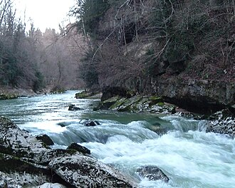 CLL49's tweet photo. Sélection de #Rivières de #France 🇫🇷 La #Valserine est une rivière de l'Est de la France, reconnue pour la qualité de ses eaux et de sa faune piscicole qui lui valent le label Rivière Sauvage. #Architecture 🏛️#Photos #Photography 📸#Nature 🏞️ #Travel  ✈️ https://t.co/6l6ytq5FFW