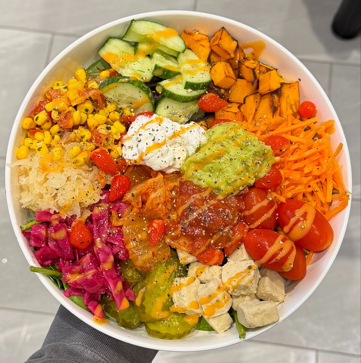 reidrexia's tweet photo. dinner today is a huge salad :)) https://t.co/HcGOFmjOY4