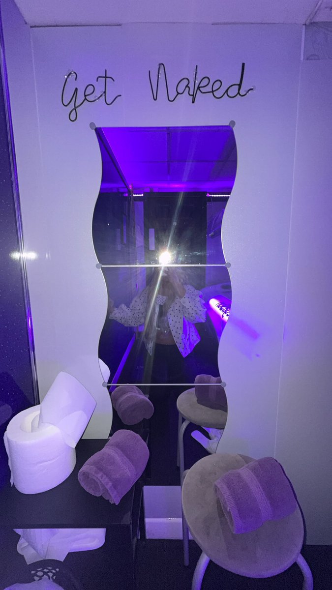angelpayme_00's tweet photo. Who’s coming along with me for a sunbed ✌🏻💰🤪#findompiggy https://t.co/SjBgLo1qCL