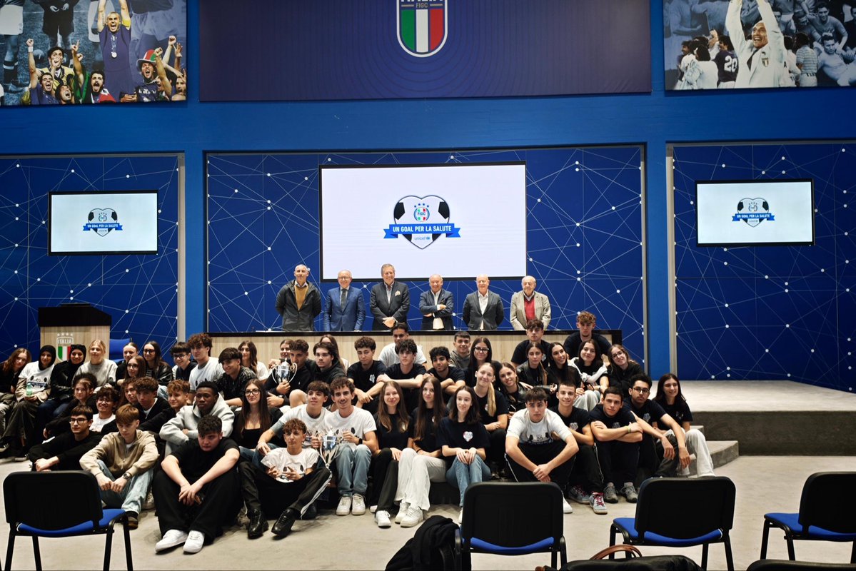 FIGC's tweet photo. A Coverciano premiati i vincitori della nona edizione di ‘𝑈𝑛 𝐺𝑜𝑎𝑙 𝑝𝑒𝑟 𝑙𝑎 𝑆𝑎𝑙𝑢𝑡𝑒’ 🏅

👏 L’iniziativa è stata promossa dalla Commissione Antidoping della FIGC in collaborazione con UNICEF Italia e con la partnership della WADA ➡️ https://t.co/xD0i91Q2cY

#FIGC https://t.co/f5kbNUUTbz