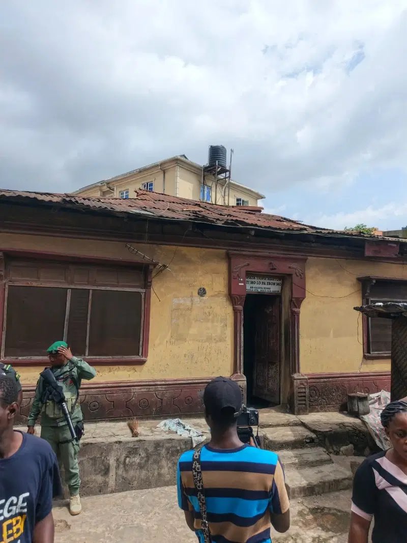 eniolaofLagos's tweet photo. NAFDAC has uncovered another illegal herbal products factory in Agege, where three unregistered products were allegedly manufactured under unhygienic conditions, with one bearing a registration number belonging to a registered cough syrup.

#FakeProductKills
#NigerianLivesMatter https://t.co/cXmFbdla5k