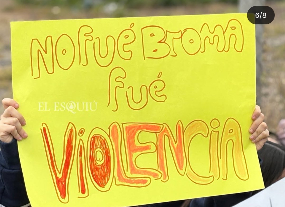 exiletaylorr's tweet photo. hace unos minutos varias alumnas del colegio hicieron una sentada afuera de este con carteles pidiendo q hagan justicia pq practicamente el colegio se lavo las manos con lo q paso e incluso más temprano tenian a la policía en la entrada para q no se reuniera nadie afuera https://t.co/rkLKIjcoHC