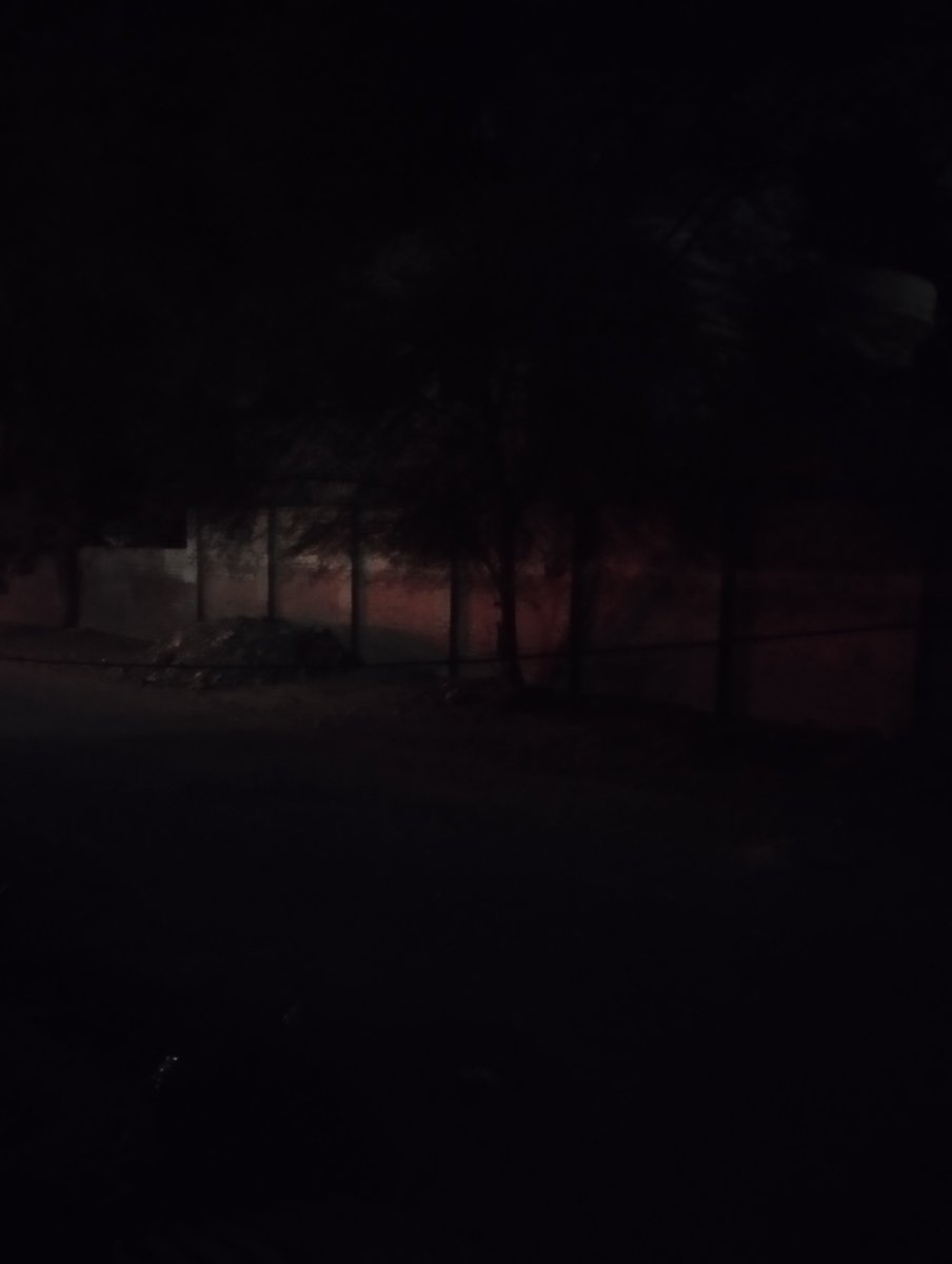 Harooniftikha17's tweet photo. @CMComplaintCell @MaryamNSharif @SaimaFarooq @govtofpunjabpk Despite multiple requests they are unable to correct the fault...it's a security threat..alot of families fo walk in night..complaint had been done multiple times only one or maximum 2 day light will be functional https://t.co/FoqYv92Fbn