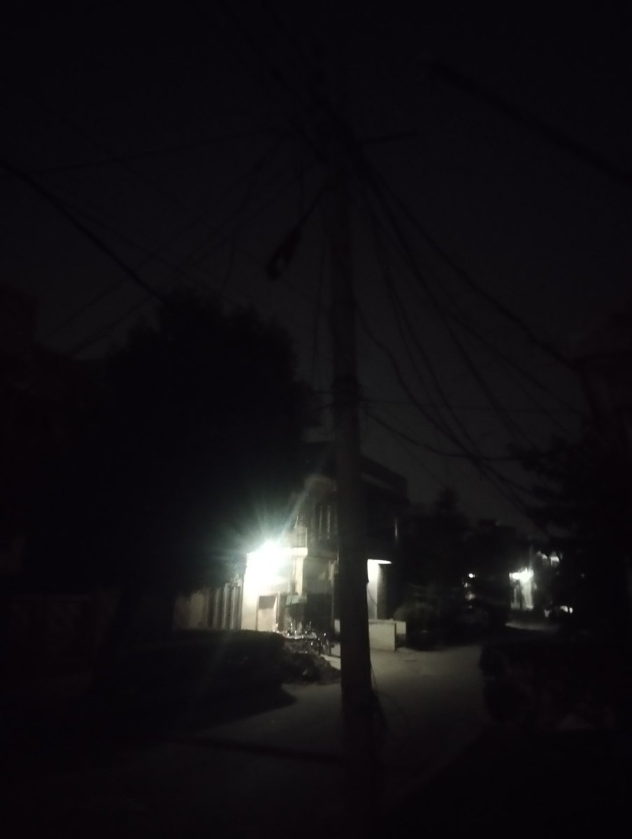 Harooniftikha17's tweet photo. @CMComplaintCell @MaryamNSharif @SaimaFarooq @govtofpunjabpk Despite multiple requests they are unable to correct the fault...it's a security threat..alot of families fo walk in night..complaint had been done multiple times only one or maximum 2 day light will be functional https://t.co/FoqYv92Fbn