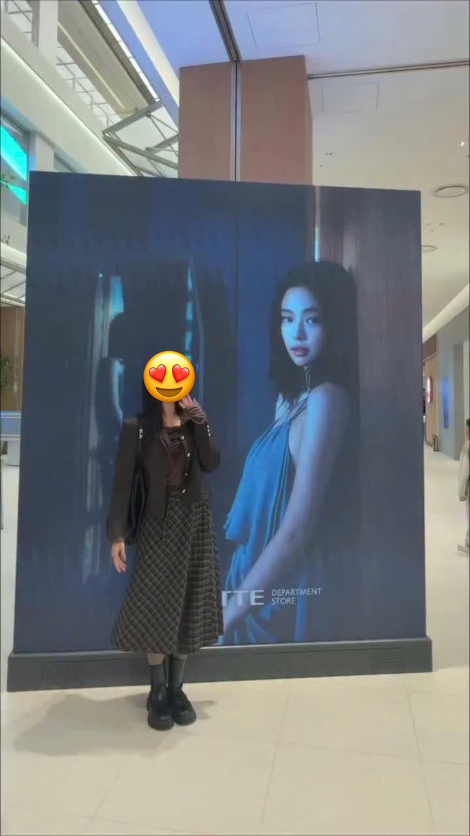 namanhna's tweet photo. 롯데몰 벨리타운 청량리에 있는 제니 x 롯데백화점 광고판 https://t.co/wZT9JoYd1p