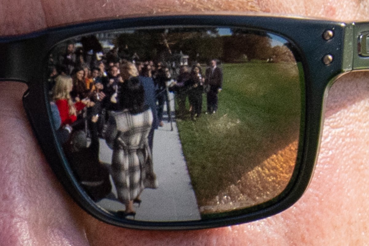MarioNawfal's tweet photo. 🇺🇸I would say that this Secret Service Agent's sunglasses look like a funhouse mirror... but that might be a little too accurate for the environment!

Writer: Jamie 

https://t.co/upOCGhYgf9